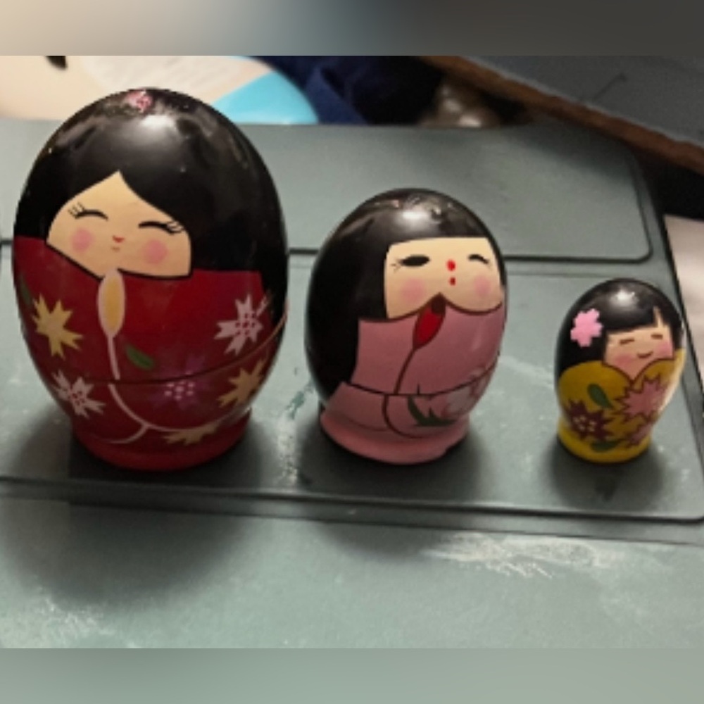 Vintage Hand Painted Wood Japanese
Nesting Dolls, Set of Colorful Nesting Dolls - Picture 11 of 16